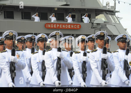 Singapur. 5. Mai 2017. Mitglieder der Republik der Singapur Marine (RSN) Salute während der Inbetriebnahme Zeremonie statt in Singapurs Changi Naval Base am 5. Mai 2017. Die RSN statt einer Inbetriebnahme Zeremonie für seine allererste littoral Mission Schiff "Unabhängigkeit" auf dem Marinestützpunkt Changi am Freitag. Bildnachweis: Dann Chih Wey/Xinhua/Alamy Live News Stockfoto