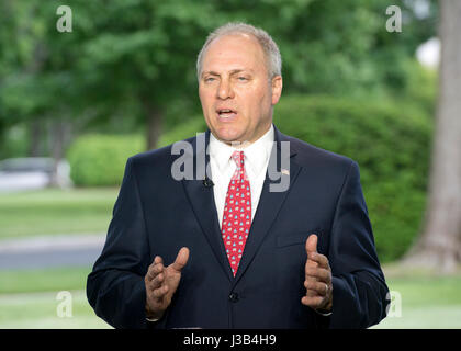 Washington, uns. 4. Mai 2017. United States House Mehrheit Peitsche Steve Scalise (Republikanische von Louisiana) wird im Weißen Haus in Washington, D.C. nach der Verabschiedung der amerikanischen Health Care Act (AHCA) am 4. Mai 2017 interviewt. Bildnachweis: Ron Sachs/CNP - kein Draht-SERVICE - Foto: Ron Sachs/Consolidated/Dpa/Alamy Live News Stockfoto