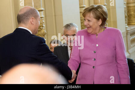 Hamburg, Deutschland. 5. Mai 2017. Deutsche Bundeskanzlerin Angela Merkel (CDU) wird von mit Hamburgs erster Bürgermeister Olaf Scholz (L, SPD) bei der 68. Uebersee-Tag im Rathaus in Hamburg, Deutschland, 5. Mai 2017 begrüßt. Foto: Daniel Reinhardt/Dpa/Alamy Live News Stockfoto