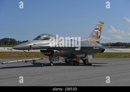 FORT LAUDERDALE FL - Mai 04: US Air Force f-16 Viper sitzt auf dem Rollfeld in Fort Lauderdale Executive Airport bei Fort Lauderdale Air Show Medientag am 4. Mai 2017 in Fort Lauderdale, Florida. Bildnachweis: mpi04/MediaPunch Stockfoto