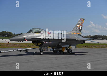 FORT LAUDERDALE FL - Mai 04: US Air Force f-16 Viper sitzt auf dem Rollfeld in Fort Lauderdale Executive Airport bei Fort Lauderdale Air Show Medientag am 4. Mai 2017 in Fort Lauderdale, Florida. Bildnachweis: mpi04/MediaPunch Stockfoto