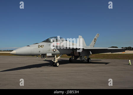 FORT LAUDERDALE FL - Mai 04: US Navy F/A-18F Super Hornet sitzt auf dem Rollfeld in Fort Lauderdale Executive Airport bei Fort Lauderdale Air Show Medientag am 4. Mai 2017 in Fort Lauderdale, Florida. Bildnachweis: mpi04/MediaPunch Stockfoto