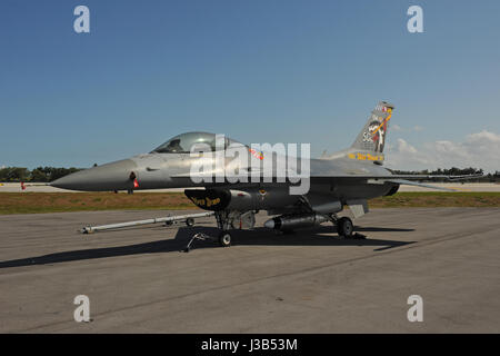 FORT LAUDERDALE FL - Mai 04: US Air Force f-16 Viper sitzt auf dem Rollfeld in Fort Lauderdale Executive Airport bei Fort Lauderdale Air Show Medientag am 4. Mai 2017 in Fort Lauderdale, Florida. Bildnachweis: mpi04/MediaPunch Stockfoto