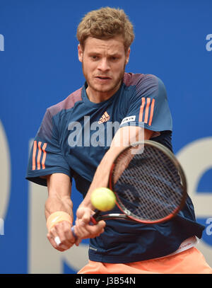 Deutsche Spieler Yannick Hanfmann spielt gegen Spaniens Bautista Agut während der Männer Singles Tennis-Match auf der ATP-Tour in München, Deutschland, 5. Mai 2017. Foto: Angelika Warmuth / / Dpa Stockfoto