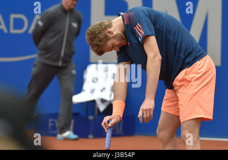 Deutsche Spieler Yannick Hanfmann spielt gegen Spaniens Bautista Agut während der Männer Singles Tennis-Match auf der ATP-Tour in München, Deutschland, 5. Mai 2017. Foto: Angelika Warmuth / / Dpa Stockfoto