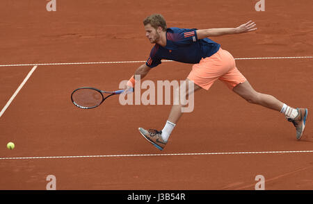 Deutsche Spieler Yannick Hanfmann spielt gegen Spaniens Bautista Agut während der Männer Singles Tennis-Match auf der ATP-Tour in München, Deutschland, 5. Mai 2017. Foto: Angelika Warmuth / / Dpa Stockfoto