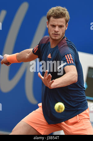 Deutsche Spieler Yannick Hanfmann spielt gegen Spaniens Bautista Agut während der Männer Singles Tennis-Match auf der ATP-Tour in München, Deutschland, 5. Mai 2017. Foto: Angelika Warmuth / / Dpa Stockfoto