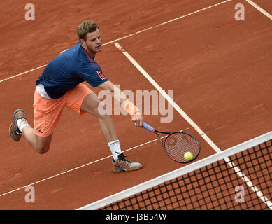 Deutsche Spieler Yannick Hanfmann spielt gegen Spaniens Bautista Agut während der Männer Singles Tennis-Match auf der ATP-Tour in München, Deutschland, 5. Mai 2017. Foto: Angelika Warmuth / / Dpa Stockfoto