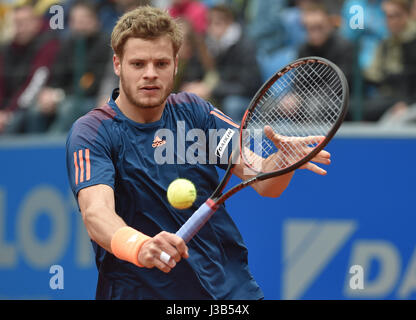 Deutsche Spieler Yannick Hanfmann spielt gegen Spaniens Bautista Agut während der Männer Singles Tennis-Match auf der ATP-Tour in München, Deutschland, 5. Mai 2017. Foto: Angelika Warmuth / / Dpa Stockfoto