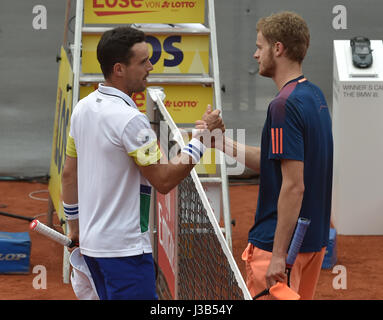 Deutsche Spieler Yannick Hanfmann (r) spielt gegen Spaniens Bautista Agut während der Männer Singles Tennis-Match auf der ATP-Tour in München, Deutschland, 5. Mai 2017. Foto: Angelika Warmuth / / Dpa Stockfoto