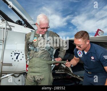 Travis, Kalifornien, USA. 4. Mai 2017. Ehemaliger Held Flugkapitän Chesley Sully Sullenberger III wird mit seinem Druckanzug unterstützt, vor dem Aufstieg ins Cockpit für einen Flug mit der USAF Thunderbirds Travis Air Force Base 4. Mai 2017 in Travis, Kalifornien. Sullenberger ist diplomierter 1973 Air Force Academy und ist am besten bekannt für erfolgreich eine verkrüppelte Flugzeug in den Hudson River landing die Rettung von 155 Passagiere. Bildnachweis: Planetpix/Alamy Live-Nachrichten Stockfoto