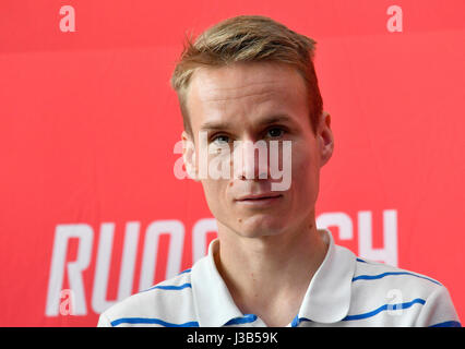 Prag, Tschechische Republik. 5. Mai 2017. Tschechische Marathonläufer VIT PAVLISTA spricht auf der Pressekonferenz vor der Prague International Marathon in Prag, Tschechische Republik, 5. Mai 2017. Bildnachweis: Michal Dolezal/CTK Foto/Alamy Live-Nachrichten Stockfoto