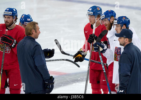 Paris, Frankreich. 5. Mai 2017. Trainer-Assistent Vaclav Prospal (2. von links) Spaeks mit (von rechts) Trainer Josef Jandac, Hockey-Spieler Jan Kovar, Jakub Voracek und David Pastrnak während des Trainings der Tschechischen Eishockey-Nationalmannschaft vor dem Spiel gegen Kanada während der Eishockey-Weltmeisterschaft in Paris, Frankreich, am 5. Mai 2017. Bildnachweis: Michal Kamaryt/CTK Foto/Alamy Live-Nachrichten Stockfoto