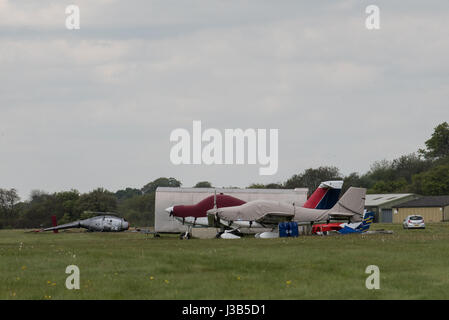 Booker, Buckinghamshire, England. 5. Mai 2017. 3 Männer, 2 sind ernsthaft verletzt worden, als der Hubschrauber, die, den Sie flogen am Wycombe Air Park (auch bekannt als Booker Airfield) Notdienste aus Buckinghamshire Feuer und Rettungsdienst, Thames Valley Police und South Central Rettungsdienst, die erste Szene stürzte, eilte zu der Absturzstelle bei ca. 09:30BST waren. Ein Luft-Krankenwagen nahmen ebenfalls Teil. Im Bild: Die beschädigten Hubschraubers legt auf seiner Seite. Bildnachweis: Peter Manning/Alamy Live-Nachrichten Stockfoto