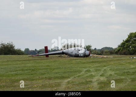 Booker, Buckinghamshire, England. 5. Mai 2017. 3 Männer, 2 sind ernsthaft verletzt worden, als der Hubschrauber, die, den Sie flogen am Wycombe Air Park (auch bekannt als Booker Airfield) Notdienste aus Buckinghamshire Feuer und Rettungsdienst, Thames Valley Police und South Central Rettungsdienst, die erste Szene stürzte, eilte zu der Absturzstelle bei ca. 09:30BST waren. Ein Luft-Krankenwagen nahmen ebenfalls Teil. Im Bild: Die beschädigten Hubschraubers legt auf seiner Seite. Bildnachweis: Peter Manning/Alamy Live-Nachrichten Stockfoto