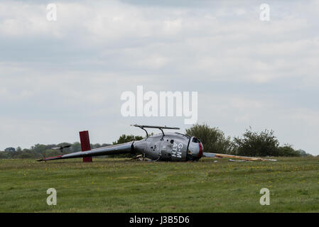 Booker, Buckinghamshire, England. 5. Mai 2017. 3 Männer, 2 sind ernsthaft verletzt worden, als der Hubschrauber, die, den Sie flogen am Wycombe Air Park (auch bekannt als Booker Airfield) Notdienste aus Buckinghamshire Feuer und Rettungsdienst, Thames Valley Police und South Central Rettungsdienst, die erste Szene stürzte, eilte zu der Absturzstelle bei ca. 09:30BST waren. Ein Luft-Krankenwagen nahmen ebenfalls Teil. Im Bild: Die beschädigten Hubschraubers legt auf seiner Seite. Bildnachweis: Peter Manning/Alamy Live-Nachrichten Stockfoto