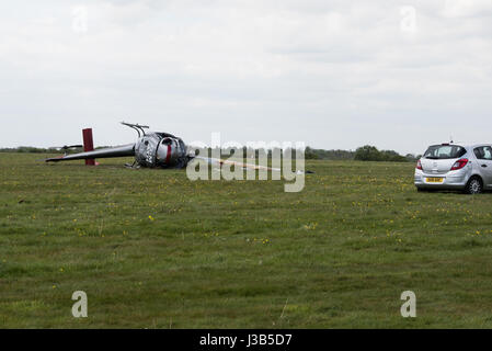 Booker, Buckinghamshire, England. 5. Mai 2017. 3 Männer, 2 sind ernsthaft verletzt worden, als der Hubschrauber, die, den Sie flogen am Wycombe Air Park (auch bekannt als Booker Airfield) Notdienste aus Buckinghamshire Feuer und Rettungsdienst, Thames Valley Police und South Central Rettungsdienst, die erste Szene stürzte, eilte zu der Absturzstelle bei ca. 09:30BST waren. Ein Luft-Krankenwagen nahmen ebenfalls Teil. Im Bild: Die beschädigten Hubschraubers legt auf seiner Seite. Bildnachweis: Peter Manning/Alamy Live-Nachrichten Stockfoto