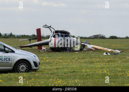 Booker, Buckinghamshire, England. 5. Mai 2017. 3 Männer, 2 sind ernsthaft verletzt worden, als der Hubschrauber, die, den Sie flogen am Wycombe Air Park (auch bekannt als Booker Airfield) Notdienste aus Buckinghamshire Feuer und Rettungsdienst, Thames Valley Police und South Central Rettungsdienst, die erste Szene stürzte, eilte zu der Absturzstelle bei ca. 09:30BST waren. Ein Luft-Krankenwagen nahmen ebenfalls Teil. Im Bild: Die beschädigten Hubschraubers legt auf seiner Seite. Bildnachweis: Peter Manning/Alamy Live-Nachrichten Stockfoto