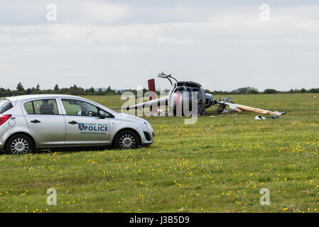 Booker, Buckinghamshire, England. 5. Mai 2017. 3 Männer, 2 sind ernsthaft verletzt worden, als der Hubschrauber, die, den Sie flogen am Wycombe Air Park (auch bekannt als Booker Airfield) Notdienste aus Buckinghamshire Feuer und Rettungsdienst, Thames Valley Police und South Central Rettungsdienst, die erste Szene stürzte, eilte zu der Absturzstelle bei ca. 09:30BST waren. Ein Luft-Krankenwagen nahmen ebenfalls Teil. Im Bild: Die beschädigten Hubschraubers legt auf seiner Seite. Bildnachweis: Peter Manning/Alamy Live-Nachrichten Stockfoto