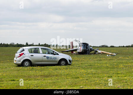 Booker, Buckinghamshire, England. 5. Mai 2017. 3 Männer, 2 sind ernsthaft verletzt worden, als der Hubschrauber, die, den Sie flogen am Wycombe Air Park (auch bekannt als Booker Airfield) Notdienste aus Buckinghamshire Feuer und Rettungsdienst, Thames Valley Police und South Central Rettungsdienst, die erste Szene stürzte, eilte zu der Absturzstelle bei ca. 09:30BST waren. Ein Luft-Krankenwagen nahmen ebenfalls Teil. Im Bild: Die beschädigten Hubschraubers legt auf seiner Seite. Bildnachweis: Peter Manning/Alamy Live-Nachrichten Stockfoto