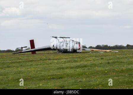 Booker, Buckinghamshire, England. 5. Mai 2017. 3 Männer, 2 sind ernsthaft verletzt worden, als der Hubschrauber, die, den Sie flogen am Wycombe Air Park (auch bekannt als Booker Airfield) Notdienste aus Buckinghamshire Feuer und Rettungsdienst, Thames Valley Police und South Central Rettungsdienst, die erste Szene stürzte, eilte zu der Absturzstelle bei ca. 09:30BST waren. Ein Luft-Krankenwagen nahmen ebenfalls Teil. Im Bild: Die beschädigten Hubschraubers legt auf seiner Seite. Bildnachweis: Peter Manning/Alamy Live-Nachrichten Stockfoto