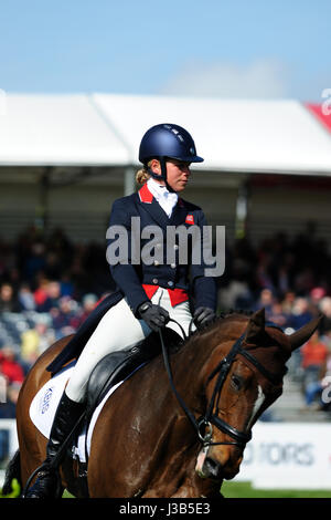 Bristol, UK. 5. Mai 2017.  Izzy Taylor Reiten KBIS Briarlands Matilda in der Dressur-Phase von 2017 Mitsubishi Motors Badminton Horse Trials, Badminton House, Bristol, Vereinigtes Königreich. Jonathan Clarke/Alamy Live-Nachrichten Stockfoto