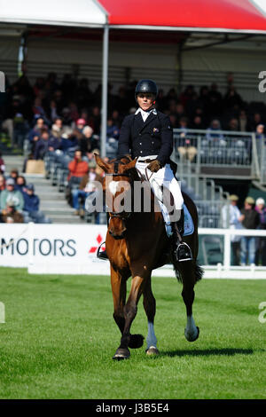 Bristol, UK. 5. Mai 2017.  Blyth Tait Reiten tragen Notwendigkeit V in der Dressur-Phase von 2017 Mitsubishi Motors Badminton Horse Trials, Badminton House, Bristol, Vereinigtes Königreich. Jonathan Clarke/Alamy Live-Nachrichten Stockfoto