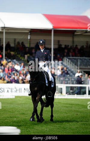 Bristol, UK. 5. Mai 2017.  Kathryn Robinson reiten lassen Sie Biene in der Dressur-Phase von 2017 Mitsubishi Motors Badminton Horse Trials, Badminton House, Bristol, Vereinigtes Königreich. Jonathan Clarke/Alamy Live-Nachrichten Stockfoto