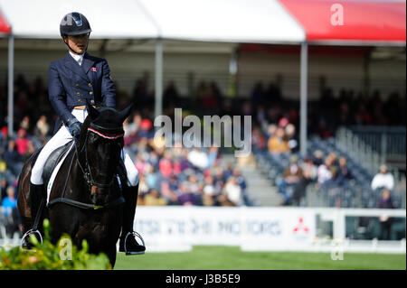 Bristol, UK. 5. Mai 2017.  Kathryn Robinson reiten lassen Sie Biene in der Dressur-Phase von 2017 Mitsubishi Motors Badminton Horse Trials, Badminton House, Bristol, Vereinigtes Königreich. Jonathan Clarke/Alamy Live-Nachrichten Stockfoto