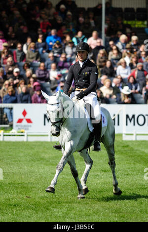 Bristol, UK. 5. Mai 2017.  Paul Tapner Reiten Bonza König des Rouges in der Dressur-Phase von 2017 Mitsubishi Motors Badminton Horse Trials, Badminton House, Bristol, Vereinigtes Königreich. Jonathan Clarke/Alamy Live-Nachrichten Stockfoto