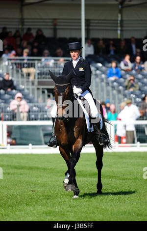 Bristol, UK. 5. Mai 2017.  Karin selbst Reiten Fletcha van ' t Verahof in der Dressur-Phase von 2017 Mitsubishi Motors Badminton Horse Trials, Badminton House, Bristol, Vereinigtes Königreich. Jonathan Clarke/Alamy Live-Nachrichten Stockfoto