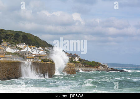 Mousehole, Cornwall, UK. 5. Mai 2017. Großbritannien Wetter. Starke Ostwinde sind der Küste Cornwalls mit Wellen beginnen, über die Hafenmauer in Mousehole Absturz heute Nachmittag schlagen. Bildnachweis: Simon Maycock/Alamy Live-Nachrichten Stockfoto