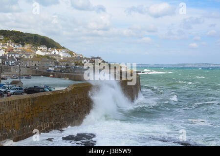 Mousehole, Cornwall, UK. 5. Mai 2017. Großbritannien Wetter. Starke Ostwinde sind der Küste Cornwalls mit Wellen beginnen, über die Hafenmauer in Mousehole Absturz heute Nachmittag schlagen. Bildnachweis: Simon Maycock/Alamy Live-Nachrichten Stockfoto