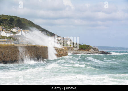 Mousehole, Cornwall, UK. 5. Mai 2017. Großbritannien Wetter. Starke Ostwinde sind der Küste Cornwalls mit Wellen beginnen, über die Hafenmauer in Mousehole Absturz heute Nachmittag schlagen. Bildnachweis: Simon Maycock/Alamy Live-Nachrichten Stockfoto