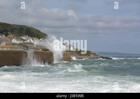 Mousehole, Cornwall, UK. 5. Mai 2017. Großbritannien Wetter. Starke Ostwinde sind der Küste Cornwalls mit Wellen beginnen, über die Hafenmauer in Mousehole Absturz heute Nachmittag schlagen. Bildnachweis: Simon Maycock/Alamy Live-Nachrichten Stockfoto