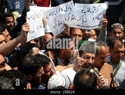 Srinagar, Kaschmir. 5. Mai 2017. Alle Parteien Hurriyat Conference (APHC) Vorsitzender Mirwaiz Umar Farooq Stände mit Anhängern während einer Protestaktion nach dem Freitagsgebet von Separatisten gegen die massive Anti-militante Durchgreifen im südlichen Kaschmir und die angebliche Anwendung von Gewalt gegen protestierende Studenten genannt. . Bildnachweis: Sofi Suhail/Alamy Live-Nachrichten Stockfoto