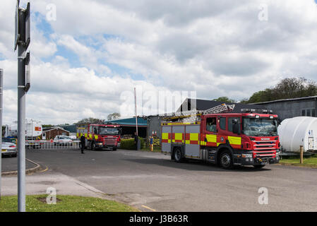 Booker, Buckinghamshire, England. 5. Mai 2017. 3 Männer, 2 sind ernsthaft verletzt worden, als der Hubschrauber, die, den Sie flogen am Wycombe Air Park (auch bekannt als Booker Airfield) Notdienste aus Buckinghamshire Feuer und Rettungsdienst, Thames Valley Police und South Central Rettungsdienst, die erste Szene stürzte, eilte zu der Absturzstelle bei ca. 09:30BST waren. Ein Luft-Krankenwagen nahmen ebenfalls Teil. Im Bild: Emergency Services verlassen die Szene. Bildnachweis: Peter Manning/Alamy Live-Nachrichten Stockfoto