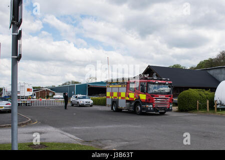 Booker, Buckinghamshire, England. 5. Mai 2017. 3 Männer, 2 sind ernsthaft verletzt worden, als der Hubschrauber, die, den Sie flogen am Wycombe Air Park (auch bekannt als Booker Airfield) Notdienste aus Buckinghamshire Feuer und Rettungsdienst, Thames Valley Police und South Central Rettungsdienst, die erste Szene stürzte, eilte zu der Absturzstelle bei ca. 09:30BST waren. Ein Luft-Krankenwagen nahmen ebenfalls Teil. Im Bild: Emergency Services verlassen die Szene. Bildnachweis: Peter Manning/Alamy Live-Nachrichten Stockfoto