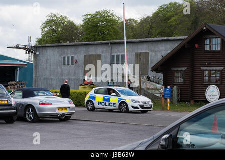 Booker, Buckinghamshire, England. 5. Mai 2017. 3 Männer, 2 sind ernsthaft verletzt worden, als der Hubschrauber, die, den Sie flogen am Wycombe Air Park (auch bekannt als Booker Airfield) Notdienste aus Buckinghamshire Feuer und Rettungsdienst, Thames Valley Police und South Central Rettungsdienst, die erste Szene stürzte, eilte zu der Absturzstelle bei ca. 09:30BST waren. Ein Luft-Krankenwagen nahmen ebenfalls Teil. Im Bild: Emergency Services verlassen die Szene. Bildnachweis: Peter Manning/Alamy Live-Nachrichten Stockfoto