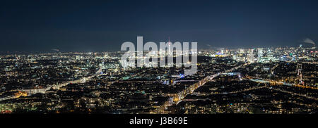 Berlin, Deutschland. 12. Dezember 2016. Nachtansicht von Berlin, Deutschland, mit dem Fernsehturm in der Mitte, die Drachenburg am 12. Dezember 2016 entnommen. (Langzeitbelichtung) Foto: Paul Zinken/Dpa/Alamy Live News Stockfoto