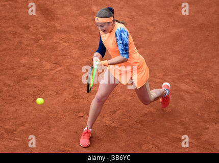 Prag, Tschechische Republik. 5. Mai 2017. Jelena Ostapenko (LAT), Foto, in Aktion während des Spiels gegen Kristyna Pliskova innerhalb der Prague Open Damen-Tennis-Turnier am 5. Mai 2017. Bildnachweis: Katerina Sulova/CTK Foto/Alamy Live-Nachrichten Stockfoto