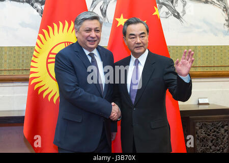 (170505)--Peking, 5. Mai 2017 (Xinhua)--Chinese Foreign Minister Wang Yi (R) führt Gespräche mit seinem Amtskollegen kirgisischen Erlan Abdyldaev in Peking, Hauptstadt von China, 5. Mai 2017. (Xinhua/Cui Xinyu) (Wyl) Stockfoto