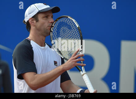 München, Deutschland. 5. Mai 2017. Argentiniers Horacio Zeballos reagiert während der Herren Einzel Viertelfinale gegen seinen Landsmann Pella auf der ATP-Tennis-Turnier in München, Deutschland, 5. Mai 2017. Foto: Angelika Warmuth / / Dpa/Alamy Live News Stockfoto