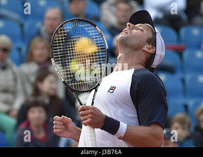 München, Deutschland. 5. Mai 2017. Argentiniers Horacio Zeballos reagiert während der Herren Einzel Viertelfinale gegen seinen Landsmann Pella auf der ATP-Tennis-Turnier in München, Deutschland, 5. Mai 2017. Foto: Angelika Warmuth / / Dpa/Alamy Live News Stockfoto