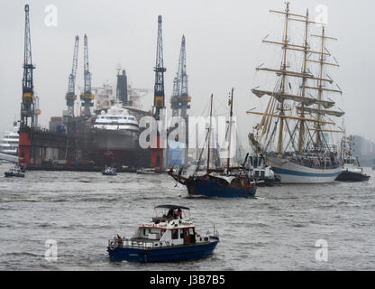 Hamburg, Deutschland. 5. Mai 2017. Bei der Ankunft-Parade am Hafen-Jubiläum in Hamburg, Deutschland, 5. Mai 2017 fahren Schiffe auf der Elbe. Mehr als 1 Million Besuchern und rund 300 Schiffe sollen den Hafen während der Jubiläums-Feierlichkeiten zwischen 05 und 7. Mai 2017 zu besuchen. Foto: Christophe Gateau/Dpa/Alamy Live News Stockfoto