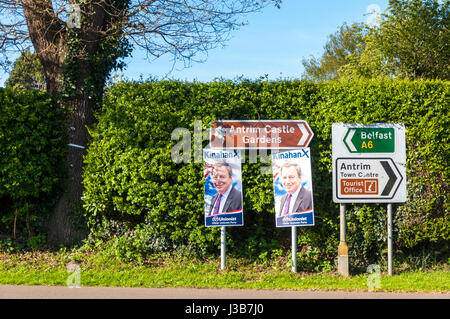 Antrim, Nordirland, Vereinigtes Königreich. 5. Mai 2017. Allgemeinen Wahlplakate für Daniel de Burgh Kinahan, ein britischer Politiker von der Ulster Unionist Party, UUP, Parlamentsmitglied für South Antrim und ehemaliges Mitglied der Northern Ireland Assembly für South Antrim. Foto von: Richard Wayman/Alamy Live-Nachrichten Stockfoto