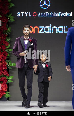 Kuala Lumpur, Malaysia. 5. Mai 2017. Tag vier Mercedes STYLO Asia Fashion Festival 2017 am 5. Mai in Kuala Lumpur. Menwears Designerkollektion Bon Zainal 2017/2018. © Danny Chan/Alamy Live-Nachrichten. Stockfoto