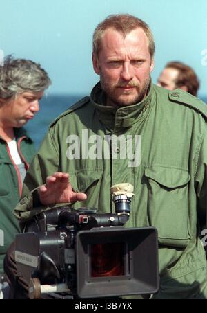 Datei - datiert ein Datei-Bild, 27. September 1991 zeigt Regisseur und Co-Autor Matti Geschonneck stand neben seiner Kamera während der Dreharbeiten des Films "Fraktur". Foto: Klaus Franke/Zentralbild/dpa Stockfoto