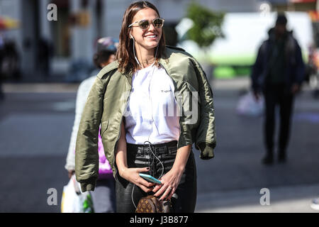 New York, New York, USA. 4. Mai 2017. Brasilianische Schauspielerin Bruna Marquezine sieht in Manhattan in New York in den Vereinigten Staaten. (FOTO: WILLIAM VOLCOV/BRASILIEN PHOTO PRESS) Bildnachweis: Brasilien Foto Presse/Alamy Live-Nachrichten Stockfoto