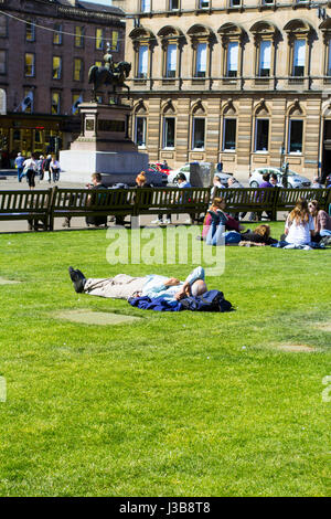 George Square, Schottland, UK, Freitag, 5. Mai 2017, britische Wetter. Menschen, die Ruhe und Entspannung am George Square in Glasgow. Sonnige und sehr warme Wetter, ungewöhnlich in Schottland macht die Menschen von Glasgow zu kommen und verbringen den ganzen Tag draußen und haben gute Zeit ausruhen und Wandern im Sonnenschein Credit: Malgorzata Laris/Alamy Live News Stockfoto